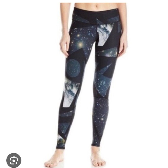 ALO Yoga Airbush Legging in color Vapor Space - Picture 2 of 8